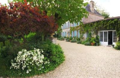 Manoir à vendre Gémozac, Nouvelle-Aquitaine, Das Landhaus mit Vorplatz und Garten