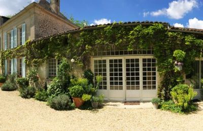 Manoir à vendre Gémozac, Nouvelle-Aquitaine, Das Landhaus mit dem Anbau. Dort sind drei Gästeapartments untergebracht.