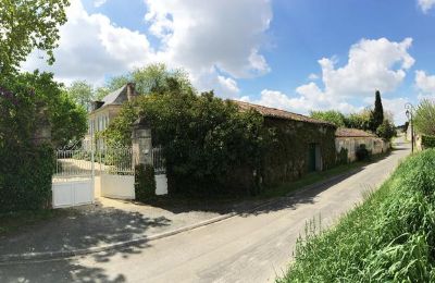 Manoir à vendre Gémozac, Nouvelle-Aquitaine, Die Zufahrt mit Eingangstor