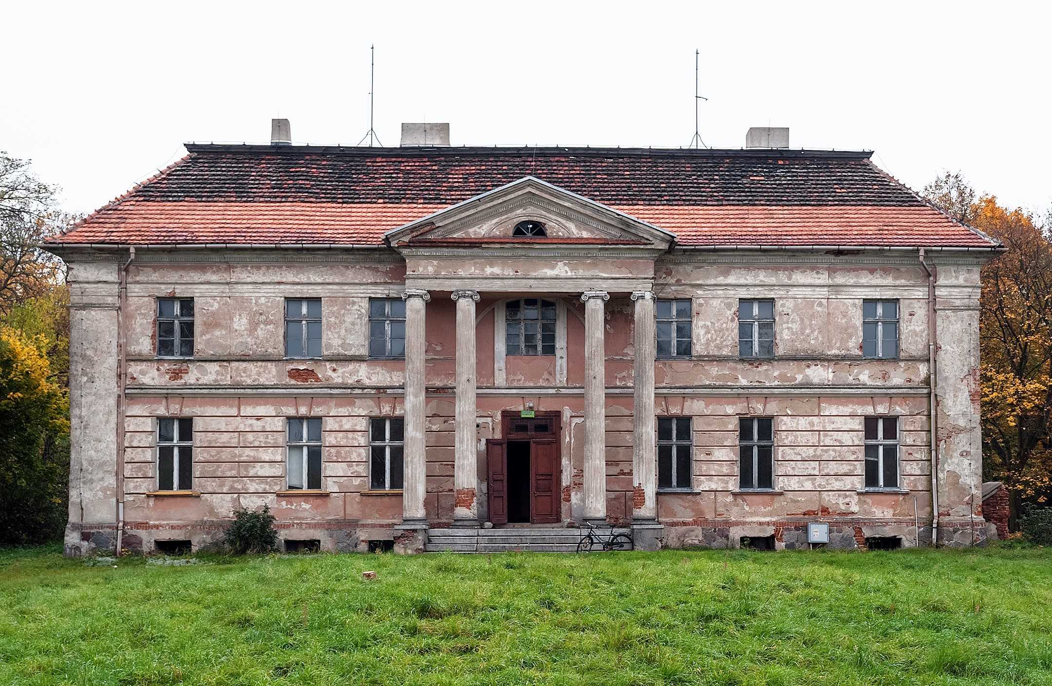 Images Neoklassiek landhuis in Wielkopolska