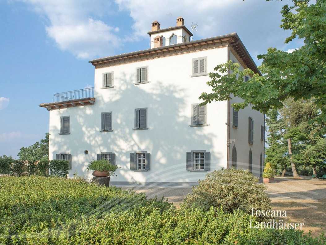 Photos Villa près d'Arezzo avec vignoble et oliveraie
