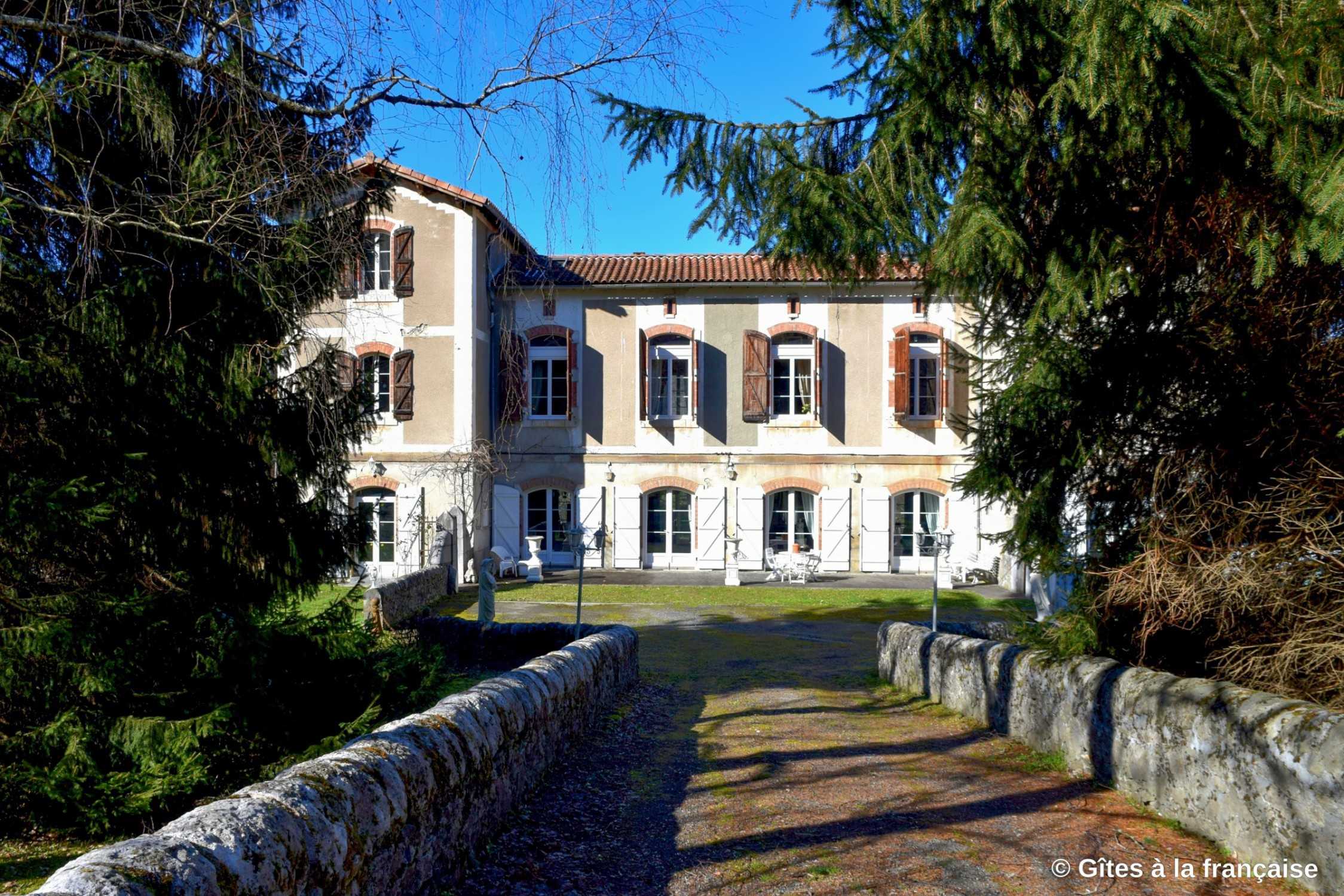 Photos École historique dans les Pyrénées - Gîte/B&B