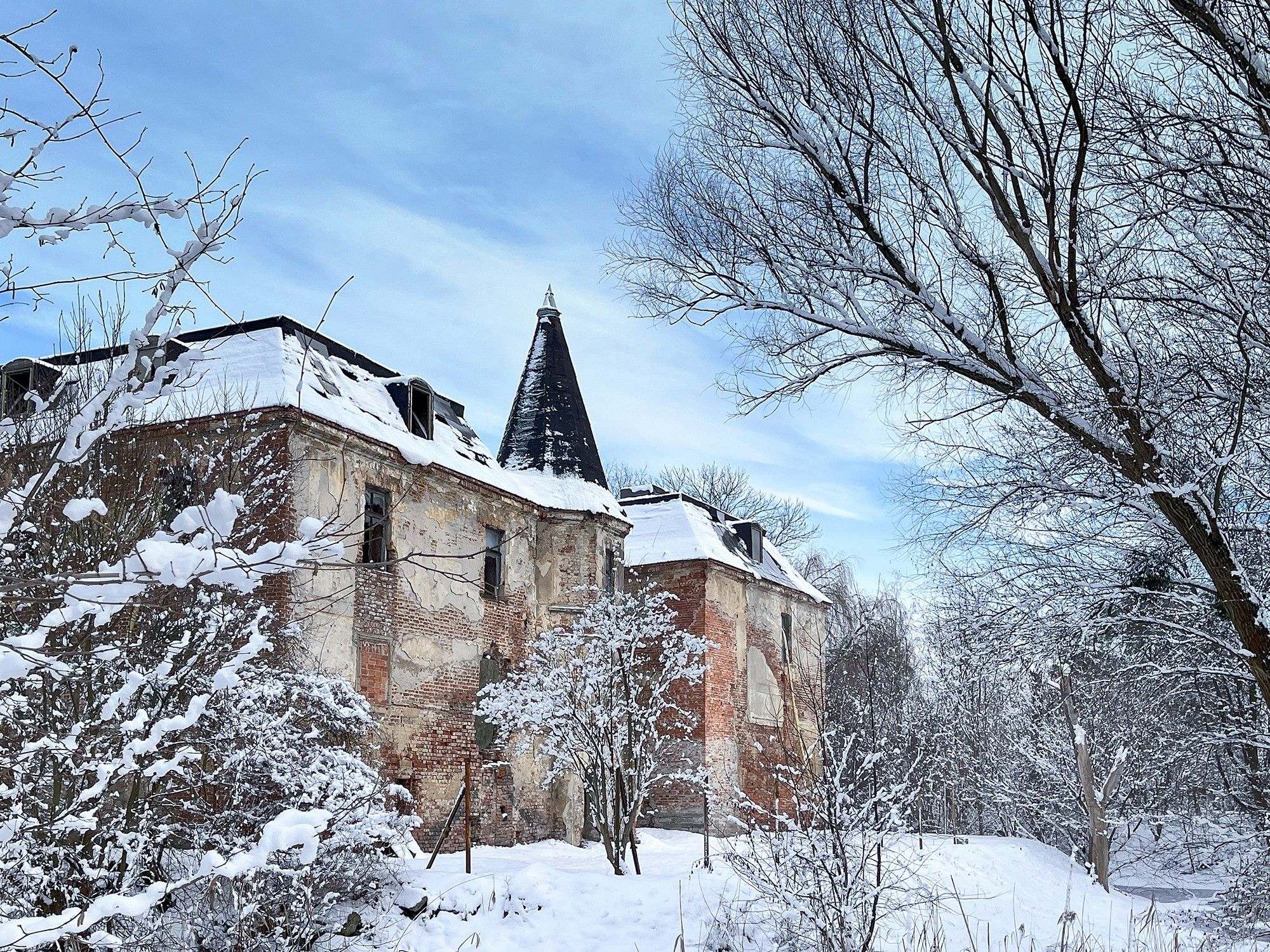 Images Kasteel te renoveren met een klein park in de buurt van Wrocław, Polen