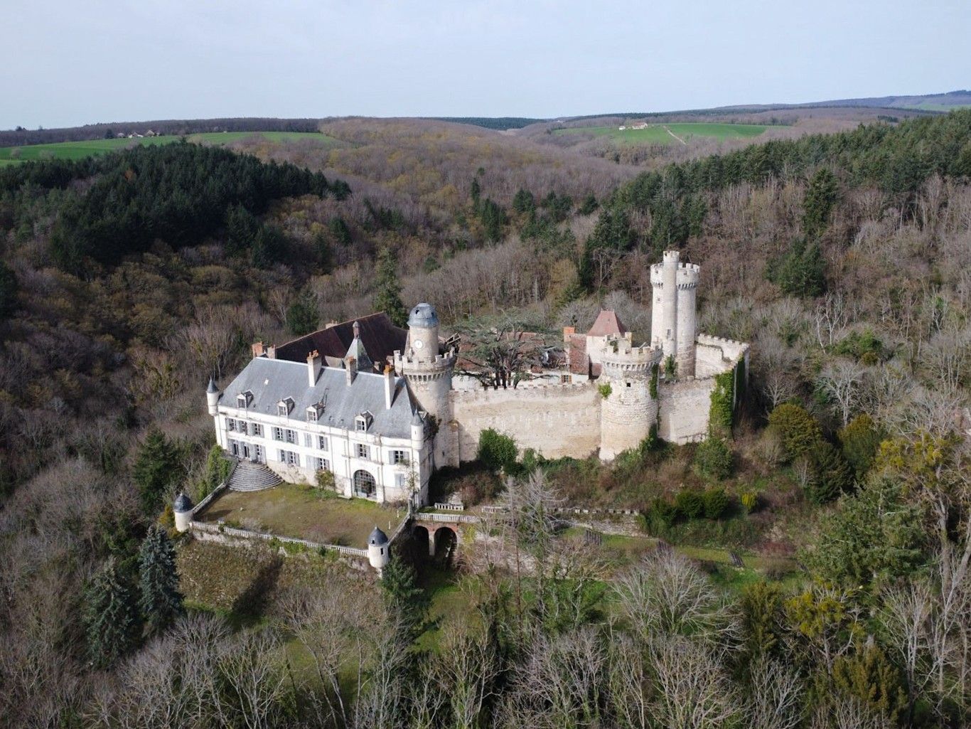 Images Kasteel in Veauce, ten noorden van Clermont Ferrand - Bedreigd monument