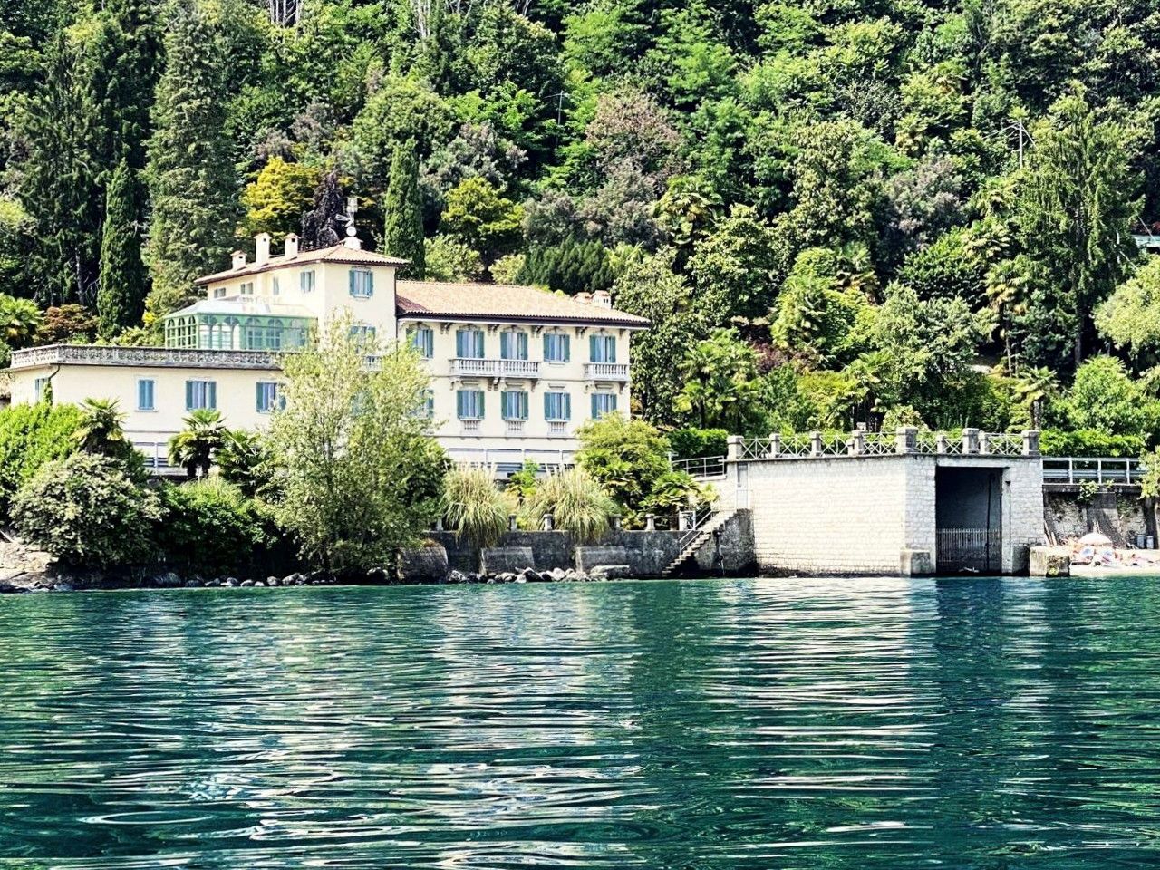 Photos Villa de caractère avec plage privée et quai pour bateau