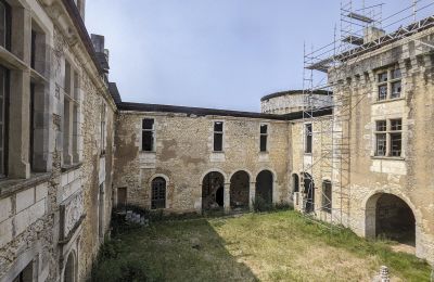 Château médiéval à vendre Périgueux, Nouvelle-Aquitaine, Cour intérieure
