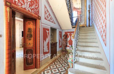 Historische villa te koop Dizzasco, Lombardije, Trappenhuis