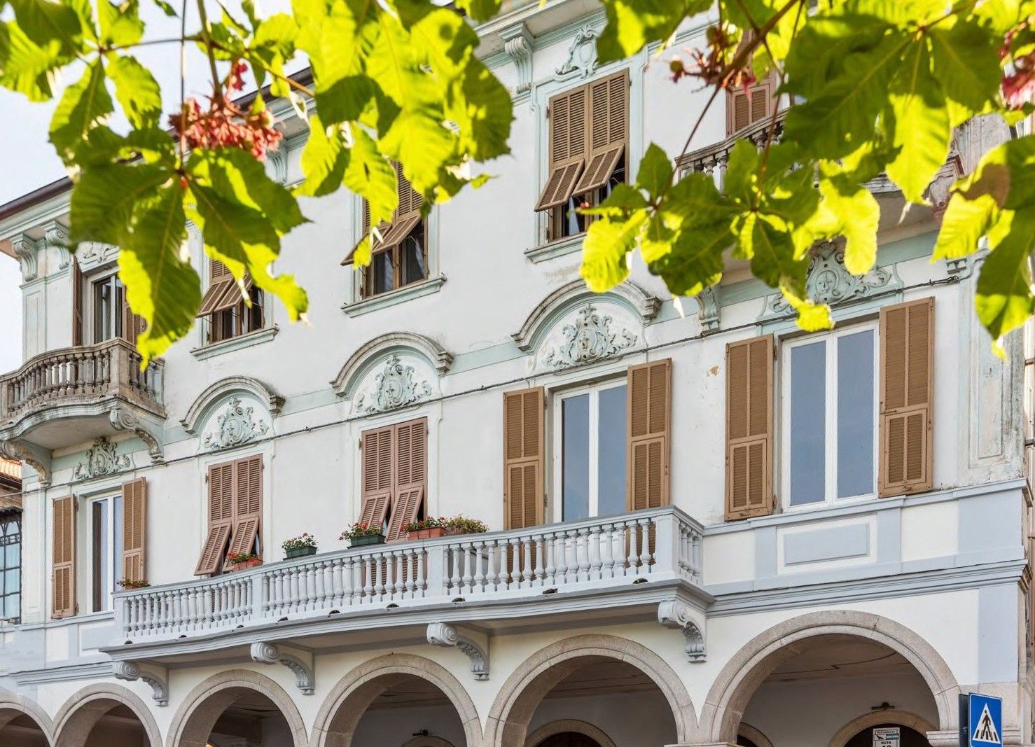 Photos Lumineux penthouse de 150 m² dans un palais historique au bord du lac de Lesa