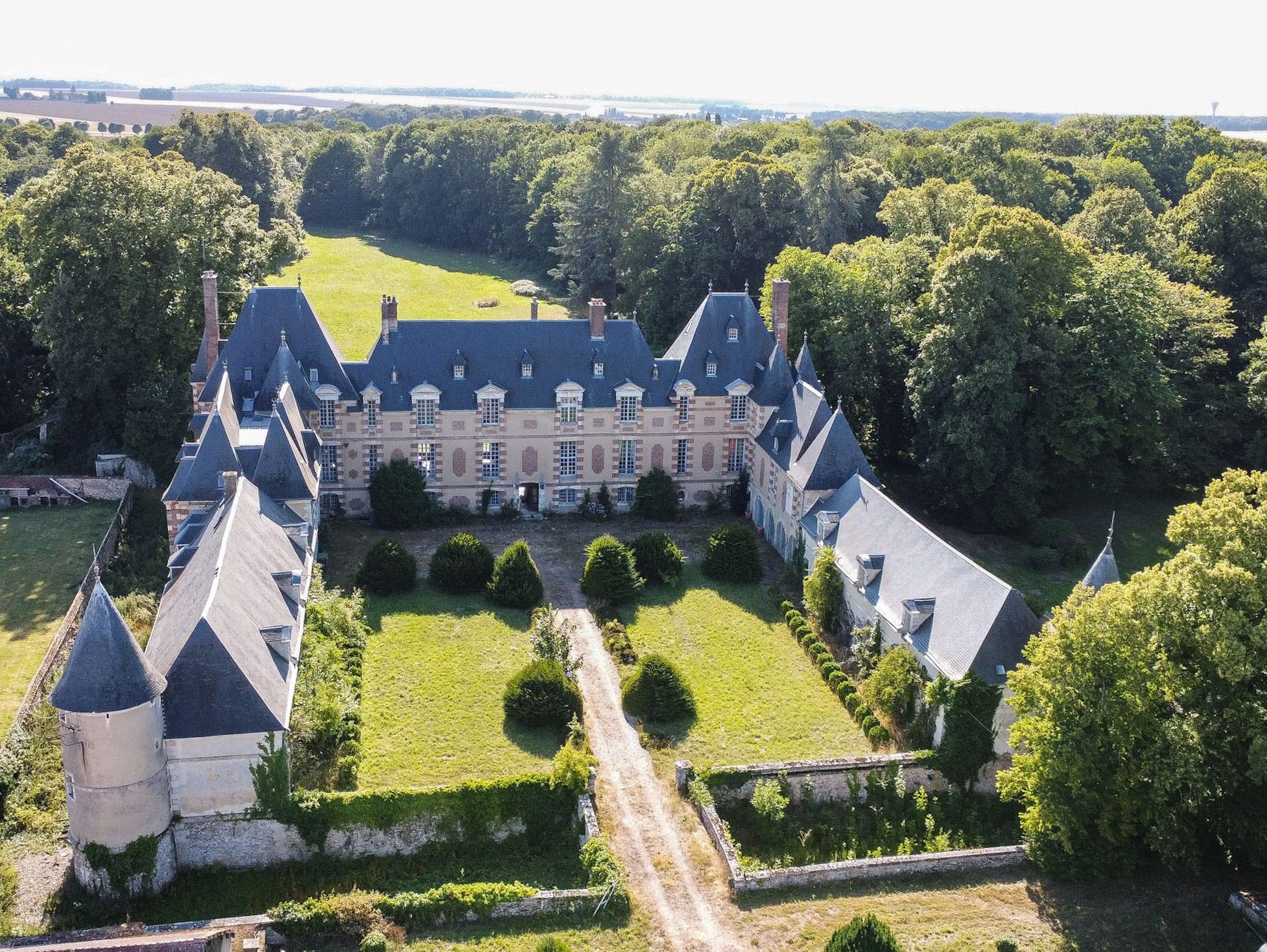 Images Château Louis XIII: kasteel in Normandië bij Parijs