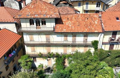 Propriétés, Villa historique avec vue sur le lac et jardin à restaurer