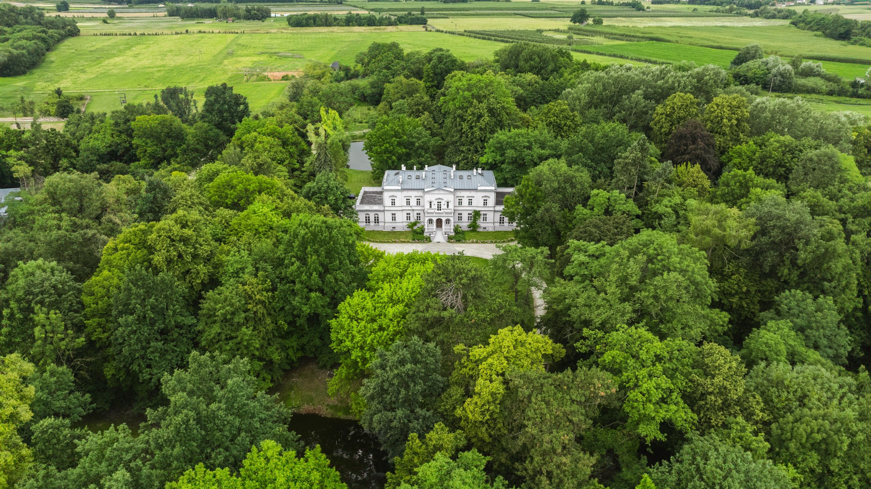 Photos Palais exclusif avec parc près de Varsovie