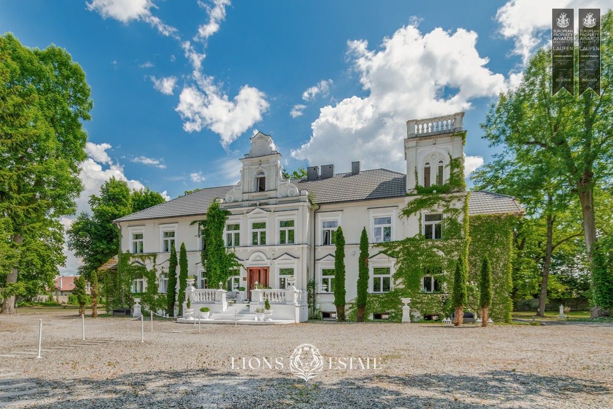 Images Gerenoveerd landhuis in centraal Polen