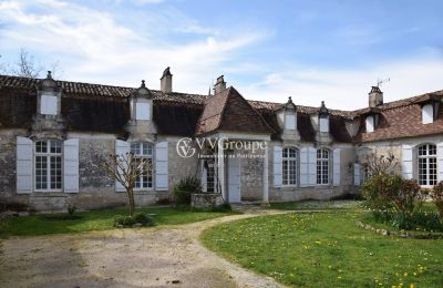 Propriétés, Château du 17ème siècle avec cour d'honneur, piscine sur 8,9 hect Monflanquin