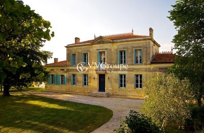 Propriétés,  Domaine viticole de 26 hectares avec un château bordelais, ses chais côte de Bourg