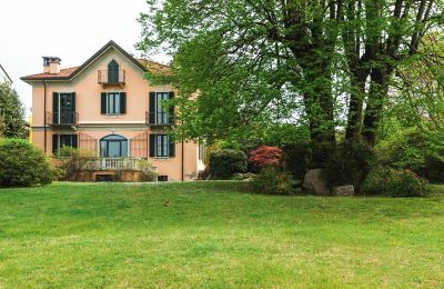 Propriétés, Demeure historique à Lisanza sur les rives du Lac Majeur, grand jardin