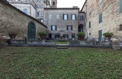 Propriétés, Demeure italienne avec intérieur historique et jardin