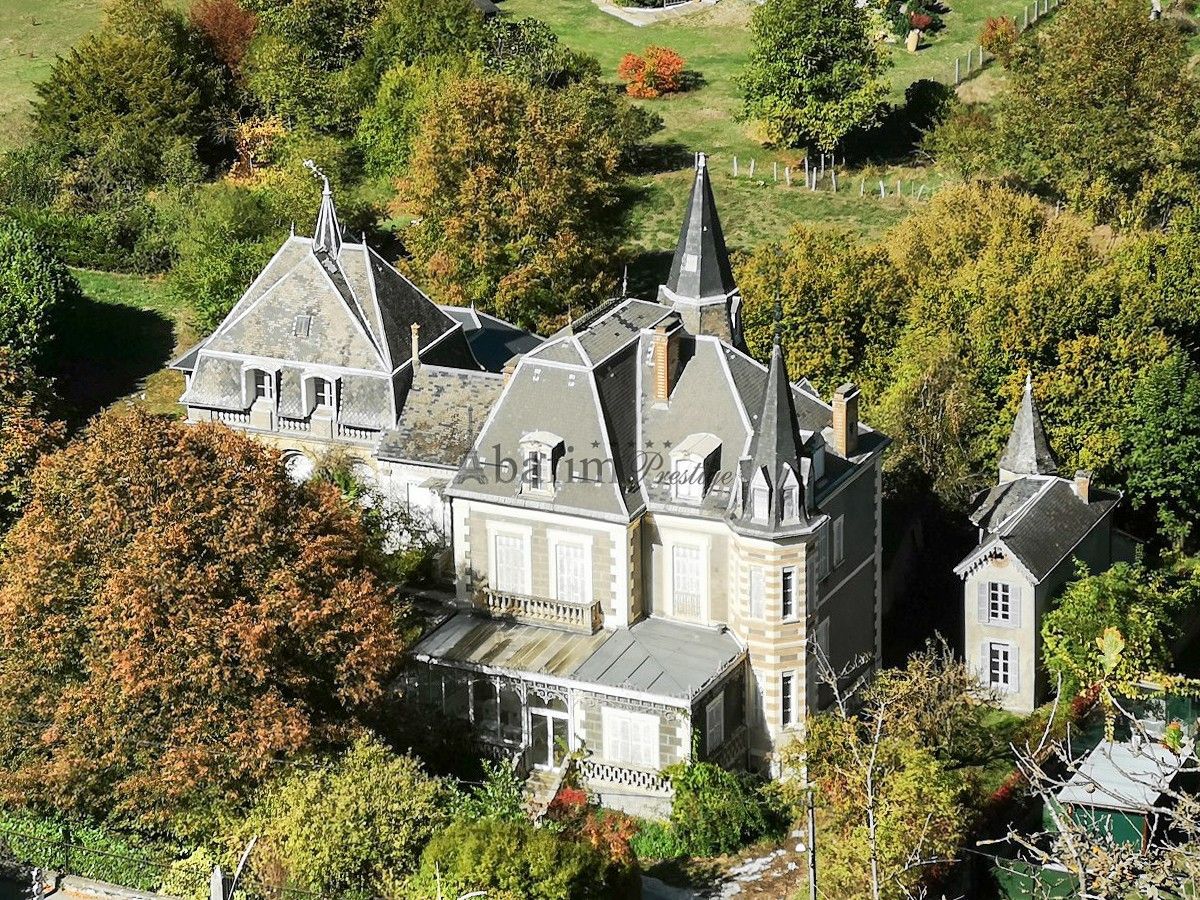 Photos Manoir avec panorama de montagne, jardin et dépendances chics