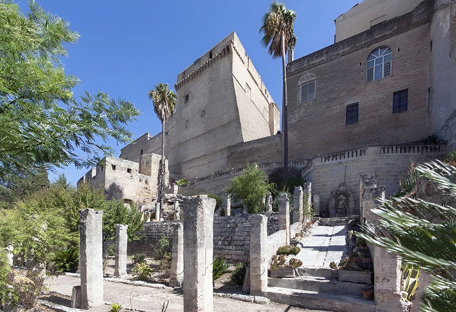 Images Prachtig Palazzo met Uitzicht op het Staufer Kasteel van Oria