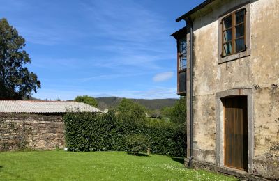 Boerderij te koop Moeche, Sta Cruz de Moeche, Galicië, Patio delantero