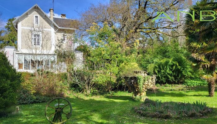 Villa historique à vendre Bussac-sur-Charente, Nouvelle-Aquitaine,  France