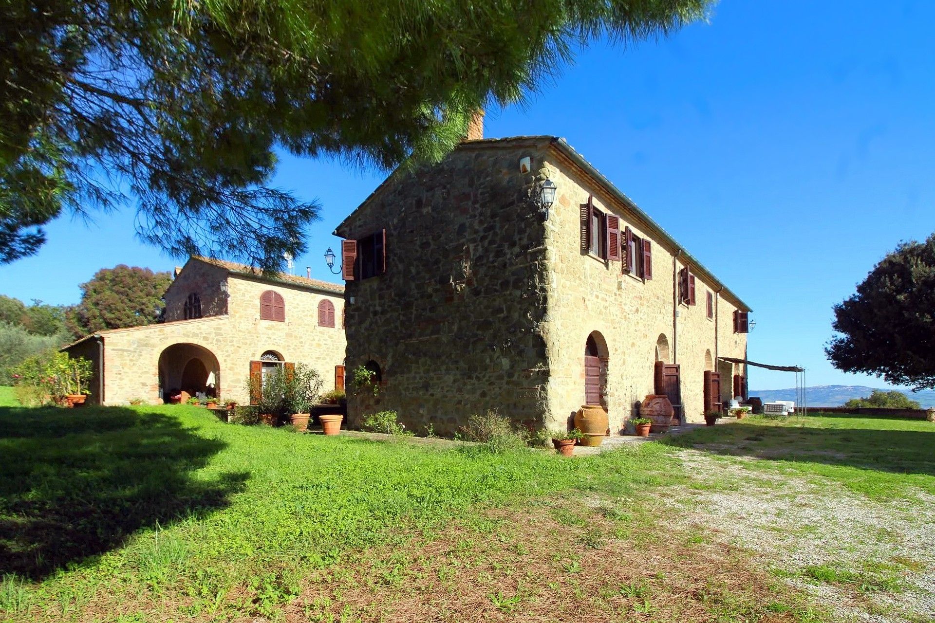 Images Toscaans landgoed met 40 hectare grond