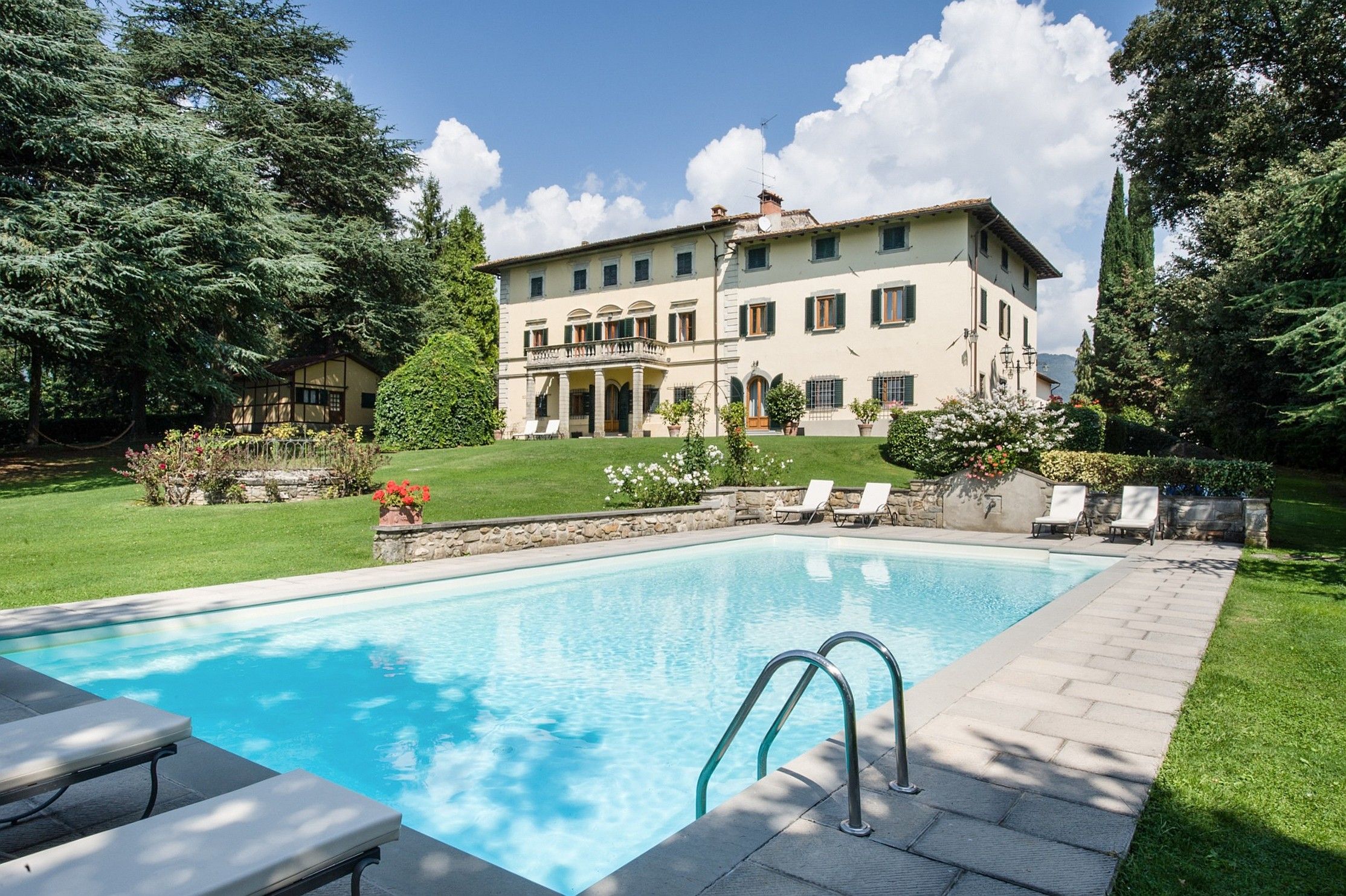 Images Historische villa vlakbij Florence met agritoerisme en SPA, 12 hectare grond