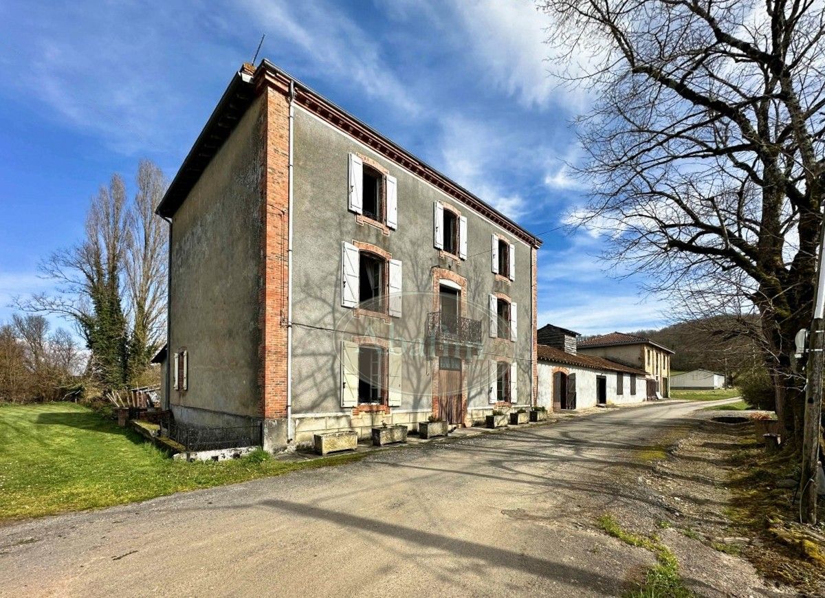 Images Landhuis met Ruime Bijgebouwen en Mooie Tuin Nabij Boulogne-sur-Gesse