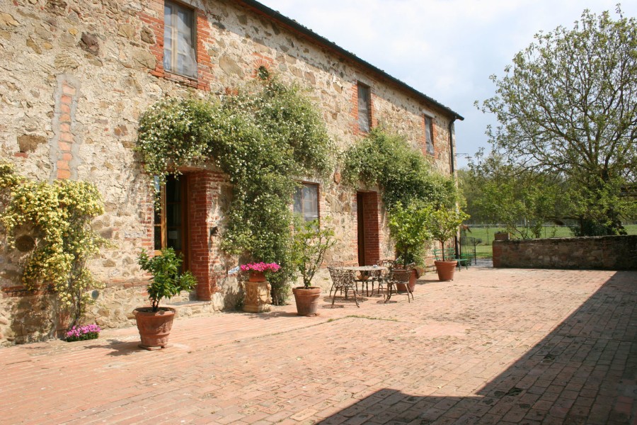 Photos Reiterhof mit vollrenoviertem Natursteinanwesen im Chianti mit 15 ha Land