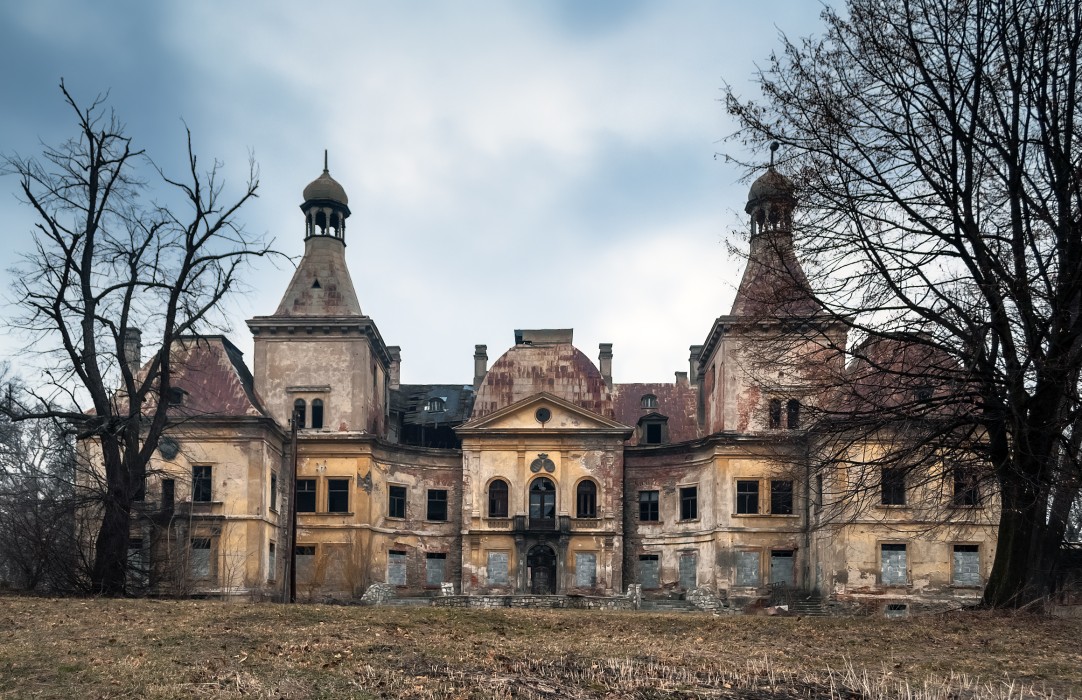 Verlaten kasteel in Mańczyce, Neder-Silezië, Mańczyce